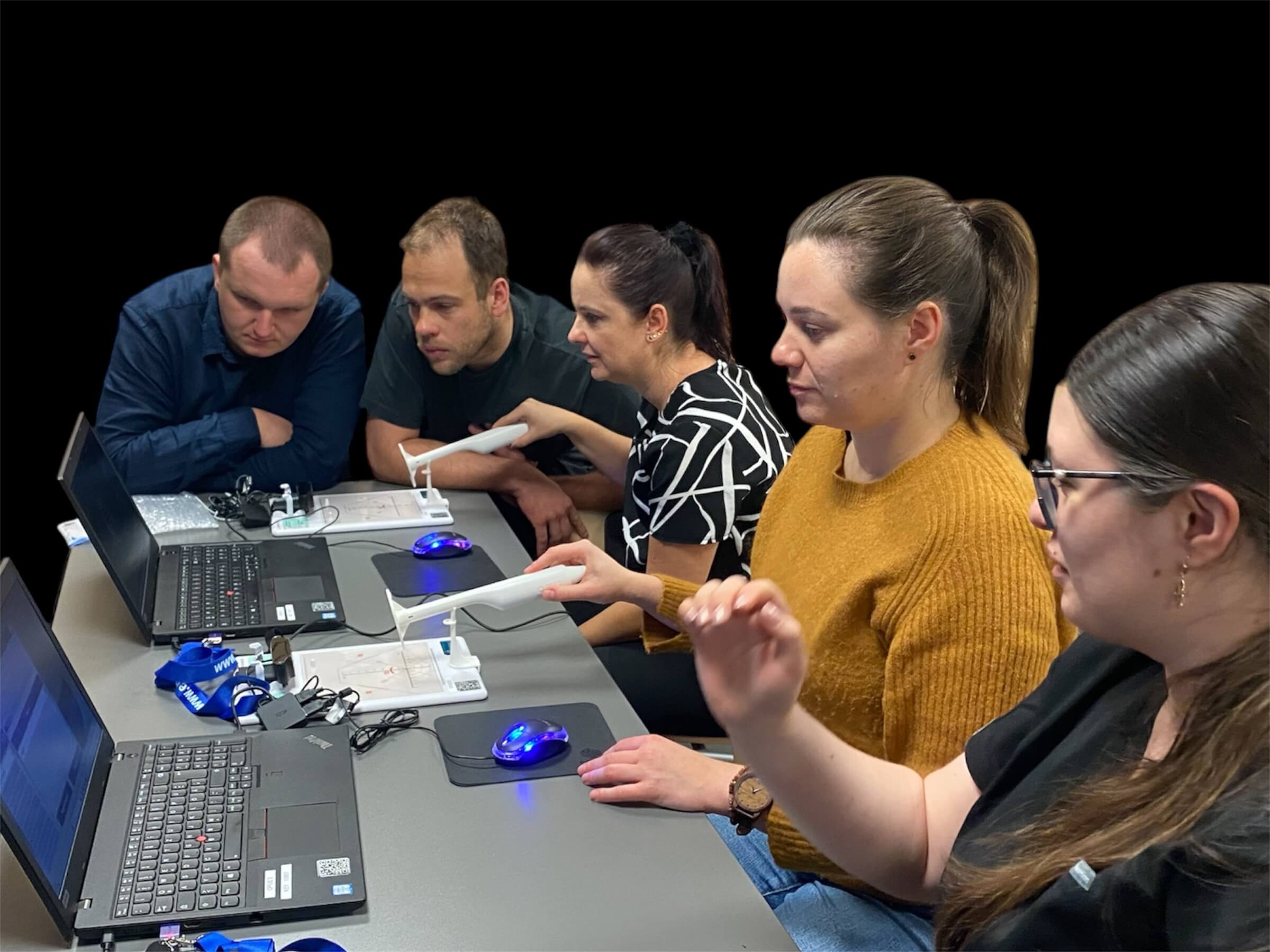 Gruppe von Kursteilnehmern lernt mit Ultraschall Simulatoren